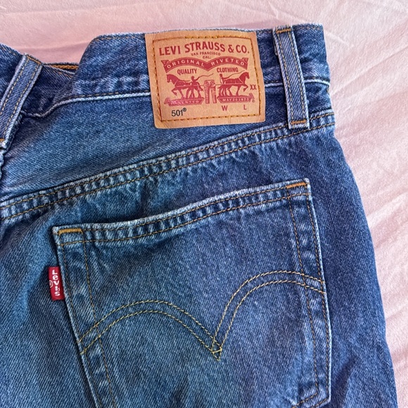 Vintage Levi 501 shorts with raw hem - Picture 5 of 10